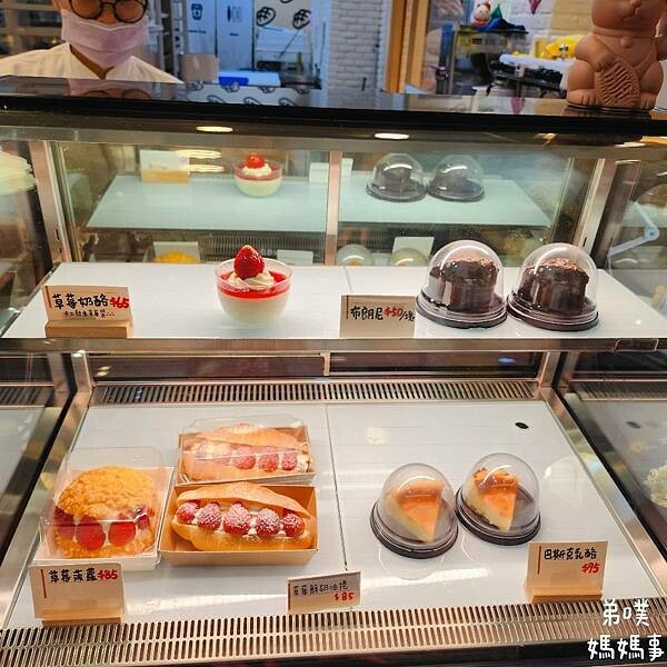 高雄市苓雅區【高雄‧苓雅】三日酵菠蘿專賣店(文化店)│高雄在地麵包店、麵包軟Q好吃，有內用位置