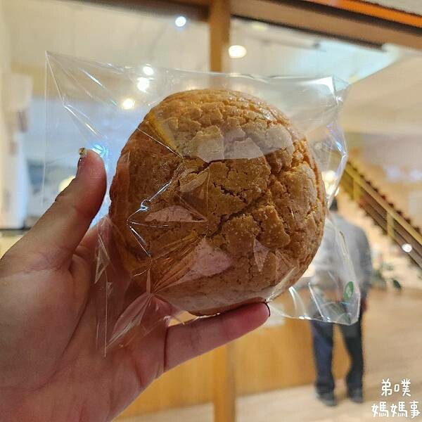 高雄市苓雅區【高雄‧苓雅】三日酵菠蘿專賣店(文化店)│高雄在地麵包店、麵包軟Q好吃，有內用位置