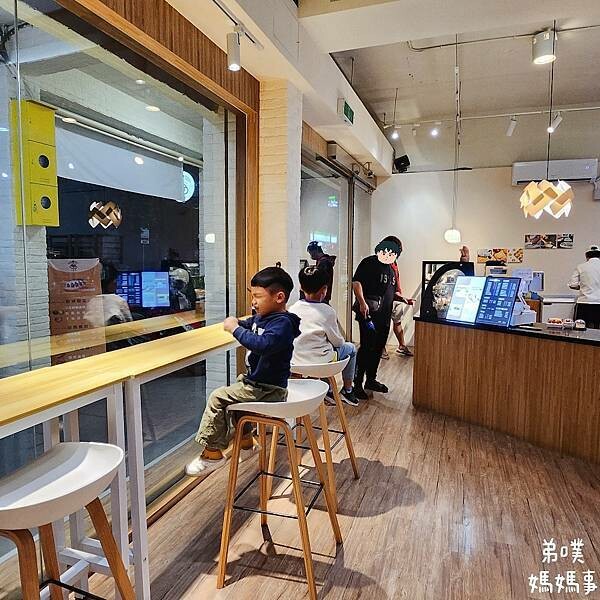 高雄市苓雅區【高雄‧苓雅】三日酵菠蘿專賣店(文化店)│高雄在地麵包店、麵包軟Q好吃，有內用位置