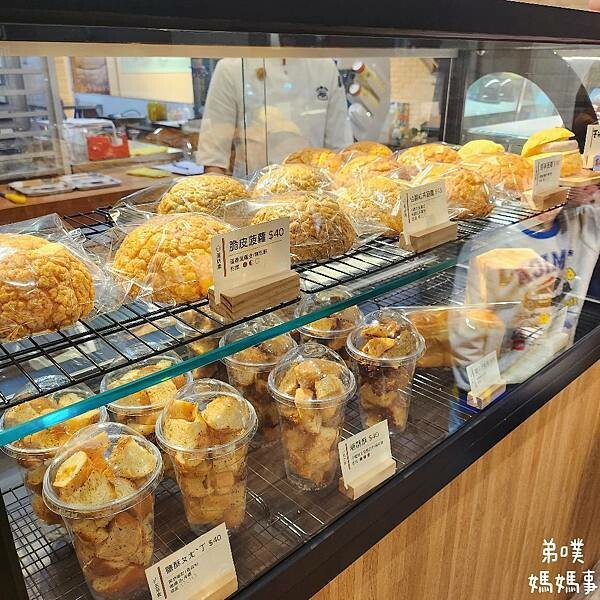高雄市苓雅區【高雄‧苓雅】三日酵菠蘿專賣店(文化店)│高雄在地麵包店、麵包軟Q好吃，有內用位置