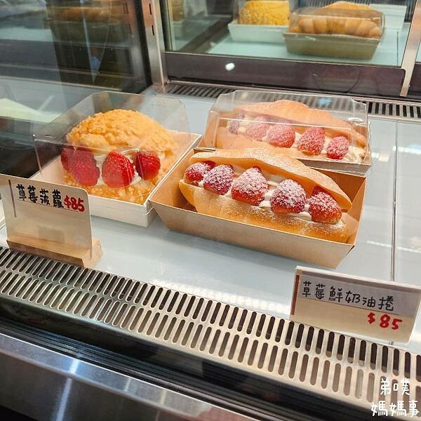 高雄市苓雅區【高雄‧苓雅】三日酵菠蘿專賣店(文化店)│高雄在地麵包店、麵包軟Q好吃，有內用位置