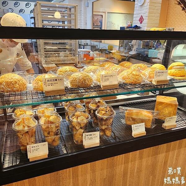 高雄市苓雅區【高雄‧苓雅】三日酵菠蘿專賣店(文化店)│高雄在地麵包店、麵包軟Q好吃，有內用位置