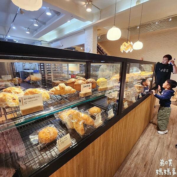 高雄市苓雅區【高雄‧苓雅】三日酵菠蘿專賣店(文化店)│高雄在地麵包店、麵包軟Q好吃，有內用位置