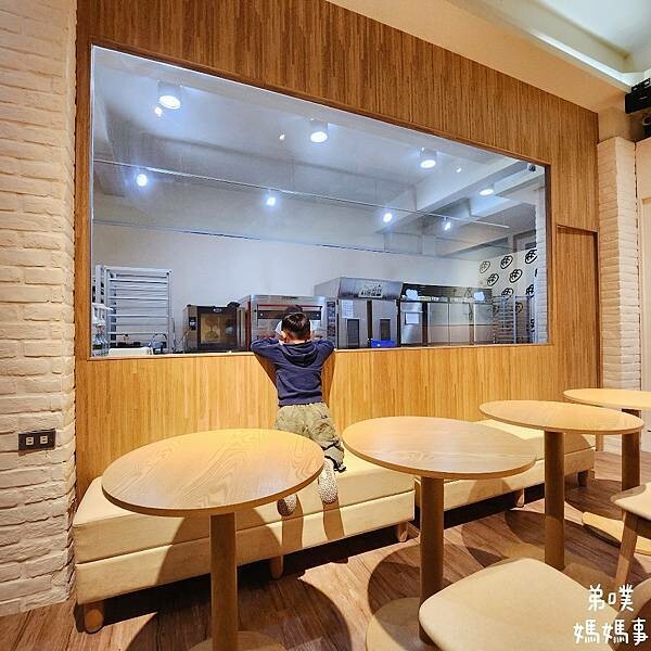 高雄市苓雅區【高雄‧苓雅】三日酵菠蘿專賣店(文化店)│高雄在地麵包店、麵包軟Q好吃，有內用位置