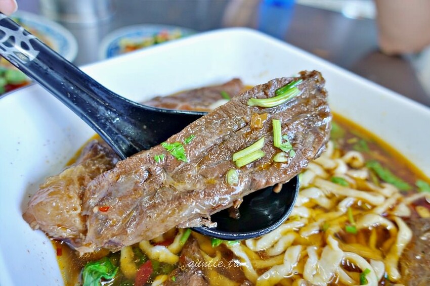 宜蘭縣宜蘭市【宜蘭】老豫仔招牌牛肉麵，半筋半肉牛肉麵，湯頭濃郁肉大塊