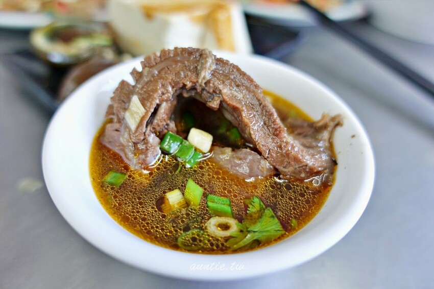 宜蘭縣宜蘭市【宜蘭】老豫仔招牌牛肉麵，半筋半肉牛肉麵，湯頭濃郁肉大塊