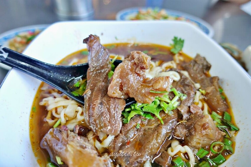 宜蘭縣宜蘭市【宜蘭】老豫仔招牌牛肉麵，半筋半肉牛肉麵，湯頭濃郁肉大塊