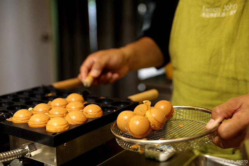 台中市西屯區視覺與味覺雙重享受的下午茶時光！滿滿幸福感 現點現烤 鹹甜口味通通有｜搗蛋檸檬現烤小鬆餅