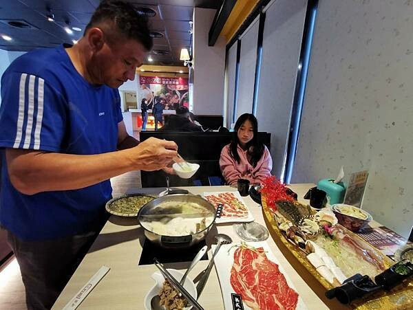 台東縣台東市(台東)八方悅精緻鍋物-鍋物選擇豐富,加上週邊自助吧冰淇淋、飲料、鍋料吃到飽,這也太豐盛