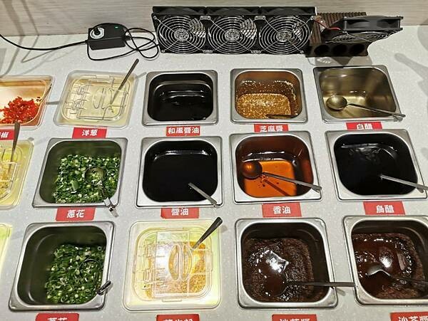 台東縣台東市(台東)八方悅精緻鍋物-鍋物選擇豐富,加上週邊自助吧冰淇淋、飲料、鍋料吃到飽,這也太豐盛