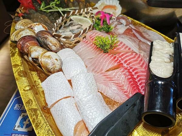 台東縣台東市(台東)八方悅精緻鍋物-鍋物選擇豐富,加上週邊自助吧冰淇淋、飲料、鍋料吃到飽,這也太豐盛