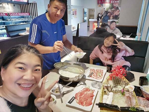 台東縣台東市(台東)八方悅精緻鍋物-鍋物選擇豐富,加上週邊自助吧冰淇淋、飲料、鍋料吃到飽,這也太豐盛