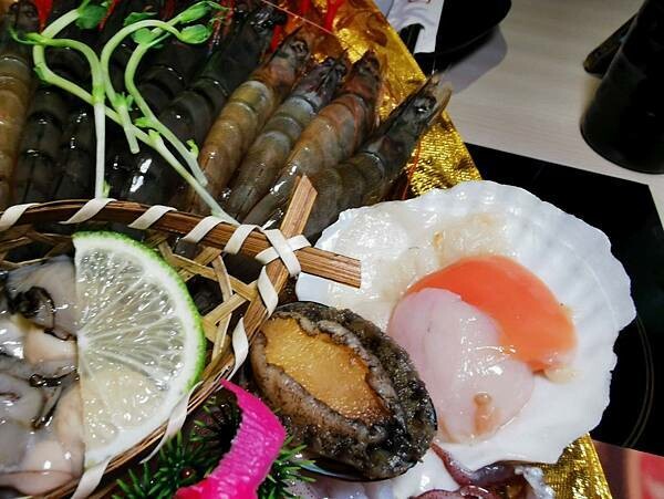 台東縣台東市(台東)八方悅精緻鍋物-鍋物選擇豐富,加上週邊自助吧冰淇淋、飲料、鍋料吃到飽,這也太豐盛