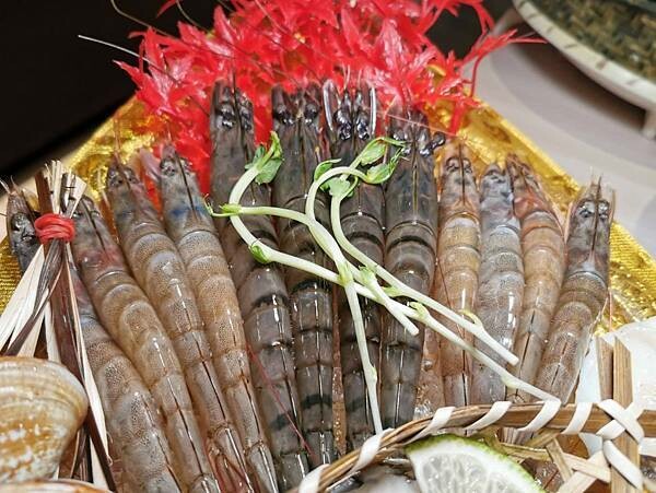 台東縣台東市(台東)八方悅精緻鍋物-鍋物選擇豐富,加上週邊自助吧冰淇淋、飲料、鍋料吃到飽,這也太豐盛