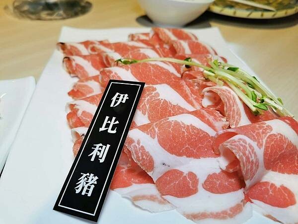 台東縣台東市(台東)八方悅精緻鍋物-鍋物選擇豐富,加上週邊自助吧冰淇淋、飲料、鍋料吃到飽,這也太豐盛