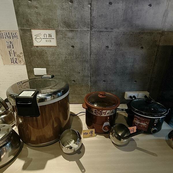 台東縣台東市(台東)八方悅精緻鍋物-鍋物選擇豐富,加上週邊自助吧冰淇淋、飲料、鍋料吃到飽,這也太豐盛