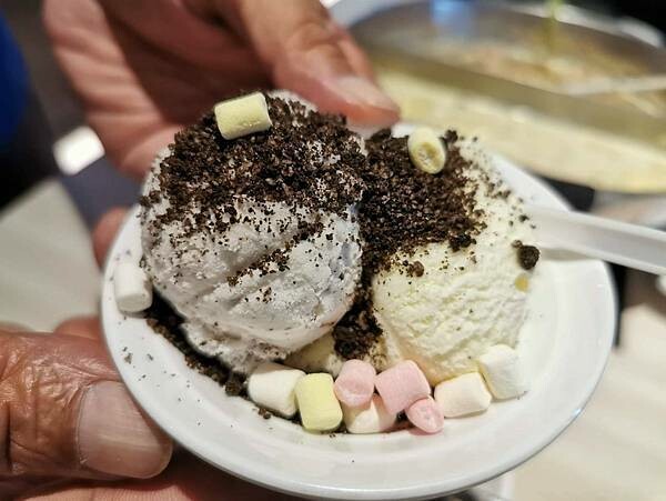 台東縣台東市(台東)八方悅精緻鍋物-鍋物選擇豐富,加上週邊自助吧冰淇淋、飲料、鍋料吃到飽,這也太豐盛