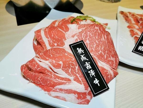 台東縣台東市(台東)八方悅精緻鍋物-鍋物選擇豐富,加上週邊自助吧冰淇淋、飲料、鍋料吃到飽,這也太豐盛