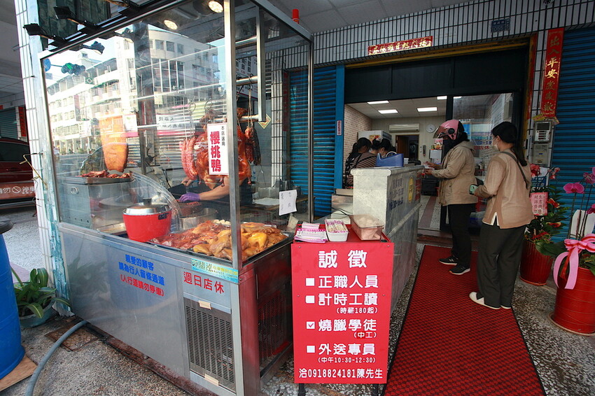 高雄市楠梓區吃。高雄美食｜楠梓區。「陳記尖東燒臘便當專賣店」港式燒臘便當專賣店，遷移營業地點重新開幕，嚴選櫻桃鴨