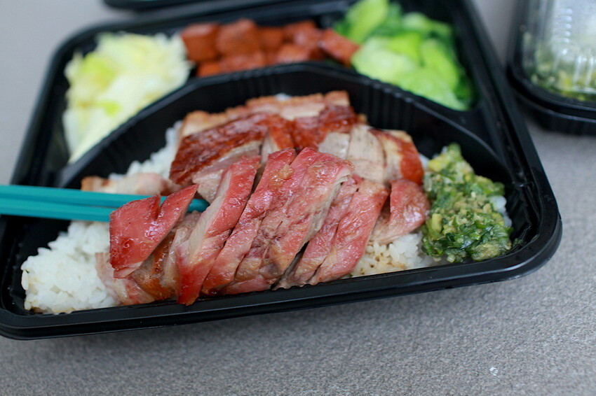 高雄市楠梓區吃。高雄美食｜楠梓區。「陳記尖東燒臘便當專賣店」港式燒臘便當專賣店，遷移營業地點重新開幕，嚴選櫻桃鴨