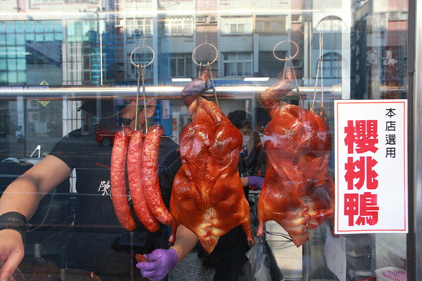 高雄市楠梓區吃。高雄美食｜楠梓區。「陳記尖東燒臘便當專賣店」港式燒臘便當專賣店，遷移營業地點重新開幕，嚴選櫻桃鴨