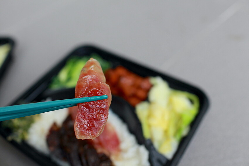 高雄市楠梓區吃。高雄美食｜楠梓區。「陳記尖東燒臘便當專賣店」港式燒臘便當專賣店，遷移營業地點重新開幕，嚴選櫻桃鴨