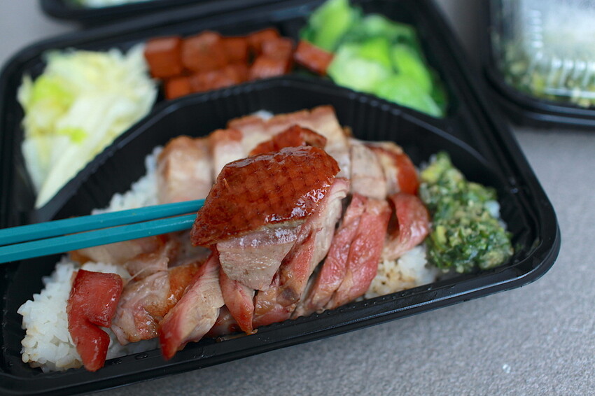 高雄市楠梓區吃。高雄美食｜楠梓區。「陳記尖東燒臘便當專賣店」港式燒臘便當專賣店，遷移營業地點重新開幕，嚴選櫻桃鴨