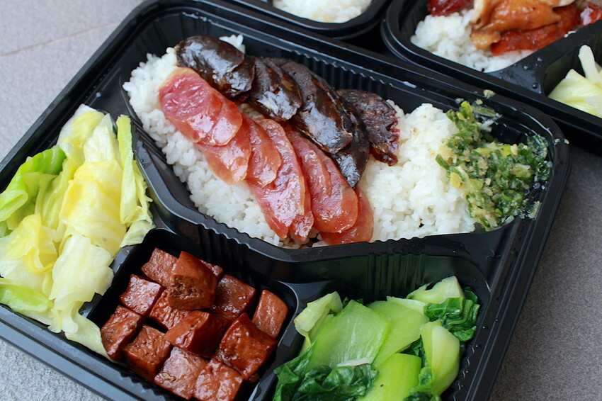 高雄市楠梓區吃。高雄美食｜楠梓區。「陳記尖東燒臘便當專賣店」港式燒臘便當專賣店，遷移營業地點重新開幕，嚴選櫻桃鴨