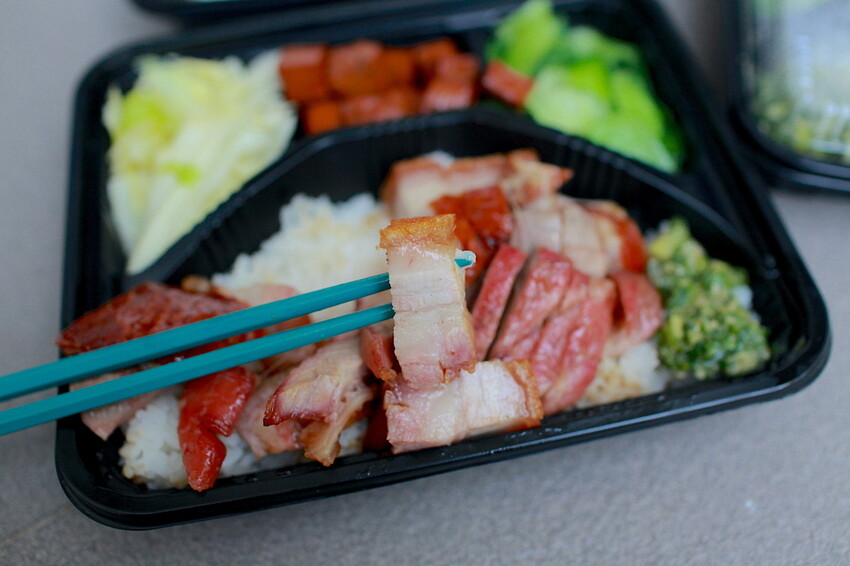 高雄市楠梓區吃。高雄美食｜楠梓區。「陳記尖東燒臘便當專賣店」港式燒臘便當專賣店，遷移營業地點重新開幕，嚴選櫻桃鴨