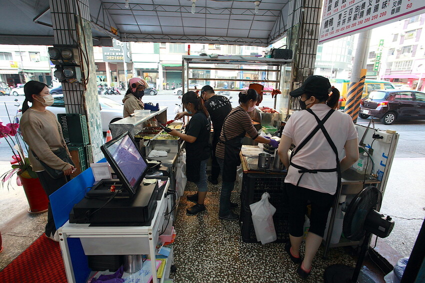 高雄市楠梓區吃。高雄美食｜楠梓區。「陳記尖東燒臘便當專賣店」港式燒臘便當專賣店，遷移營業地點重新開幕，嚴選櫻桃鴨