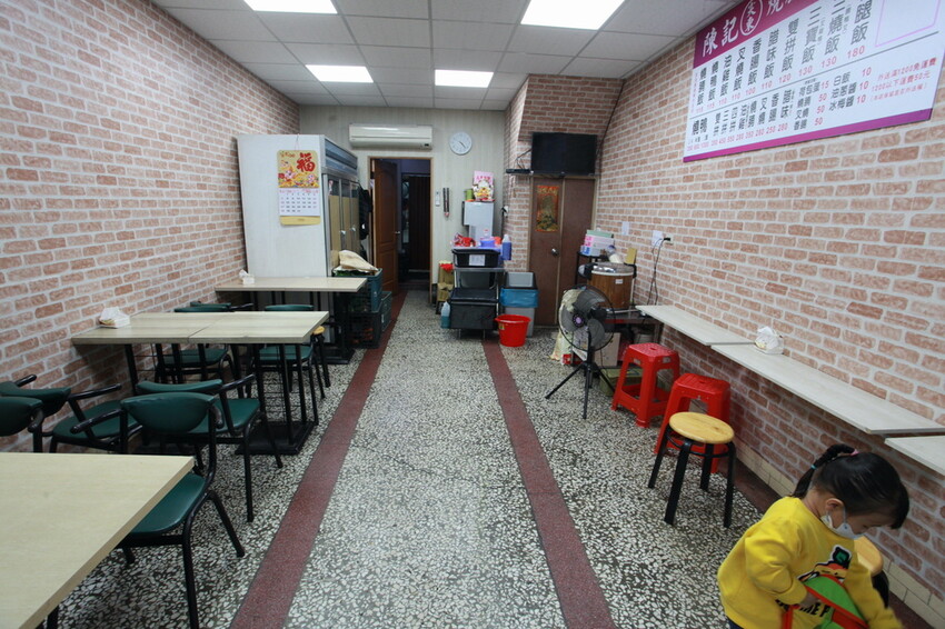 高雄市楠梓區吃。高雄美食｜楠梓區。「陳記尖東燒臘便當專賣店」港式燒臘便當專賣店，遷移營業地點重新開幕，嚴選櫻桃鴨