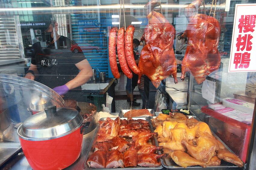 高雄市楠梓區吃。高雄美食｜楠梓區。「陳記尖東燒臘便當專賣店」港式燒臘便當專賣店，遷移營業地點重新開幕，嚴選櫻桃鴨