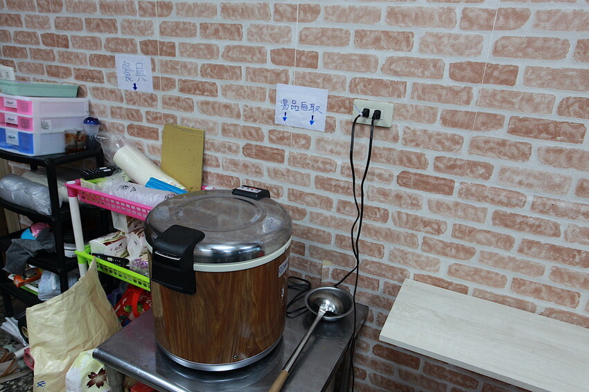 高雄市楠梓區吃。高雄美食｜楠梓區。「陳記尖東燒臘便當專賣店」港式燒臘便當專賣店，遷移營業地點重新開幕，嚴選櫻桃鴨