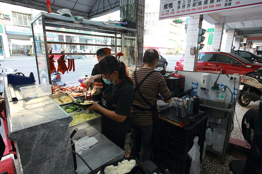 高雄市楠梓區吃。高雄美食｜楠梓區。「陳記尖東燒臘便當專賣店」港式燒臘便當專賣店，遷移營業地點重新開幕，嚴選櫻桃鴨
