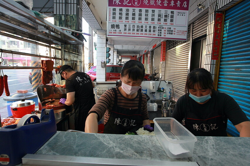 高雄市楠梓區吃。高雄美食｜楠梓區。「陳記尖東燒臘便當專賣店」港式燒臘便當專賣店，遷移營業地點重新開幕，嚴選櫻桃鴨