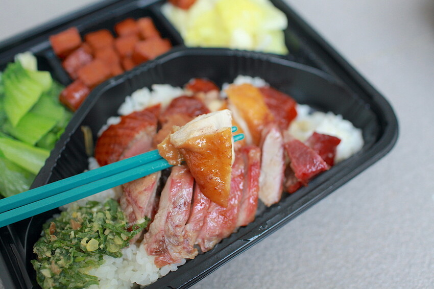 高雄市楠梓區吃。高雄美食｜楠梓區。「陳記尖東燒臘便當專賣店」港式燒臘便當專賣店，遷移營業地點重新開幕，嚴選櫻桃鴨