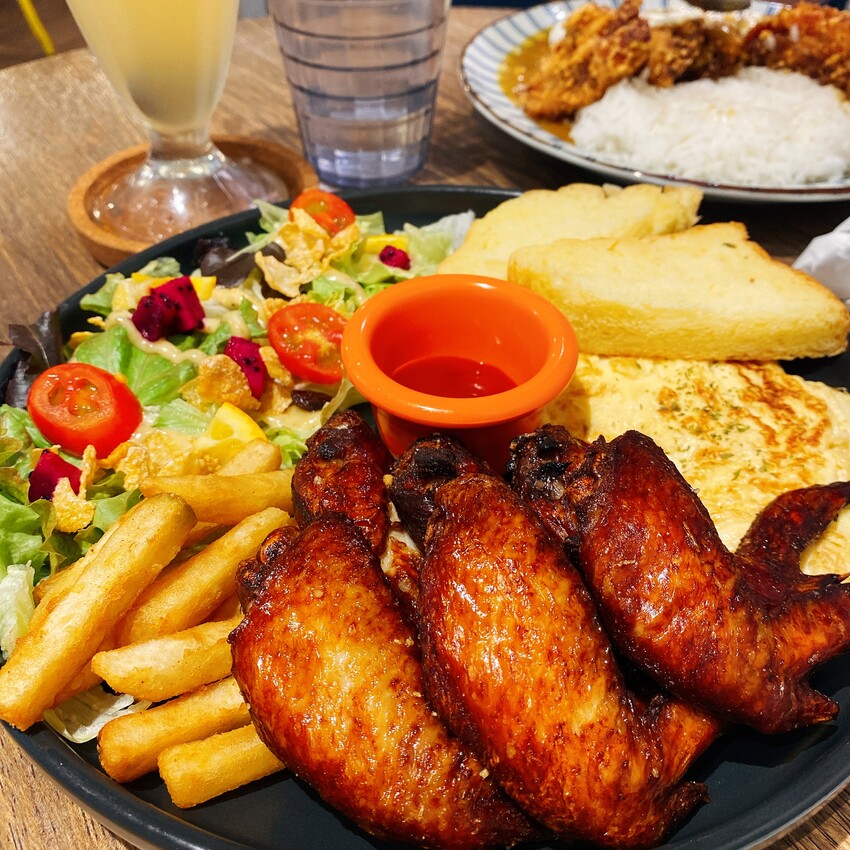 桃園市中壢區被網友喻為中壢最好吃的碳烤牛排—熾焰美式炭烤牛排The Flame STEAK HOUSE，外酥內嫩加上鮮嫩多汁的口感讓人