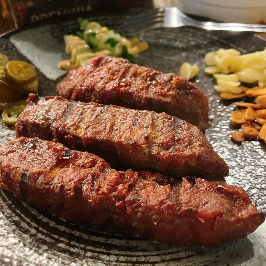 桃園市中壢區被網友喻為中壢最好吃的碳烤牛排—熾焰美式炭烤牛排The Flame STEAK HOUSE，外酥內嫩加上鮮嫩多汁的口感讓人