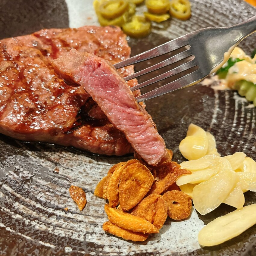 桃園市中壢區被網友喻為中壢最好吃的碳烤牛排—熾焰美式炭烤牛排The Flame STEAK HOUSE，外酥內嫩加上鮮嫩多汁的口感讓人