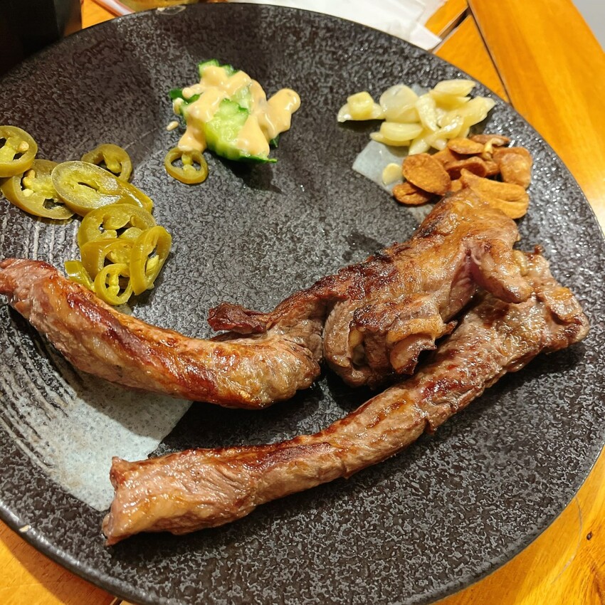 桃園市中壢區被網友喻為中壢最好吃的碳烤牛排—熾焰美式炭烤牛排The Flame STEAK HOUSE，外酥內嫩加上鮮嫩多汁的口感讓人