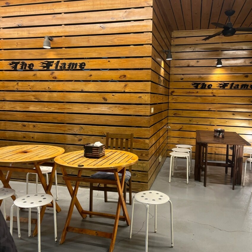 桃園市中壢區被網友喻為中壢最好吃的碳烤牛排—熾焰美式炭烤牛排The Flame STEAK HOUSE，外酥內嫩加上鮮嫩多汁的口感讓人