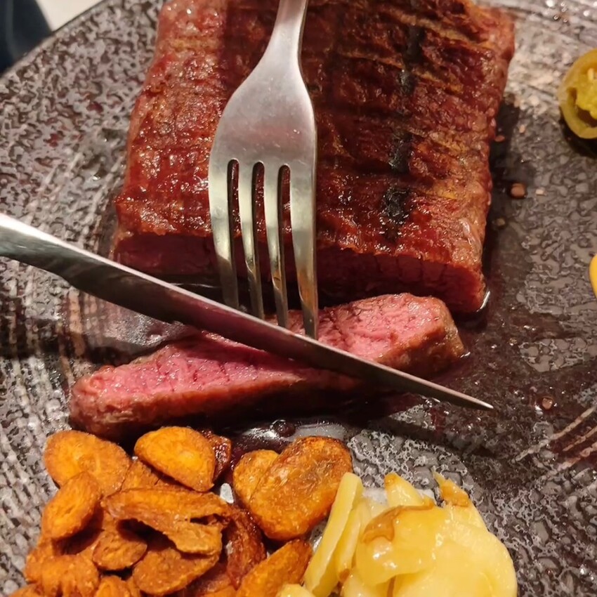 桃園市中壢區被網友喻為中壢最好吃的碳烤牛排—熾焰美式炭烤牛排The Flame STEAK HOUSE，外酥內嫩加上鮮嫩多汁的口感讓人