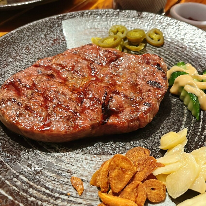 桃園市中壢區被網友喻為中壢最好吃的碳烤牛排—熾焰美式炭烤牛排The Flame STEAK HOUSE，外酥內嫩加上鮮嫩多汁的口感讓人