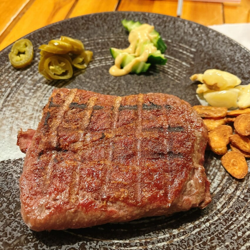 桃園市中壢區被網友喻為中壢最好吃的碳烤牛排—熾焰美式炭烤牛排The Flame STEAK HOUSE，外酥內嫩加上鮮嫩多汁的口感讓人