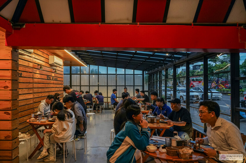 桃園中壢牛排推薦！熾焰美式炭烤牛排原肉炭烤，玉米濃湯無限續