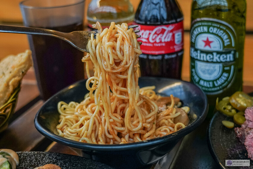 桃園中壢牛排推薦！熾焰美式炭烤牛排原肉炭烤，玉米濃湯無限續