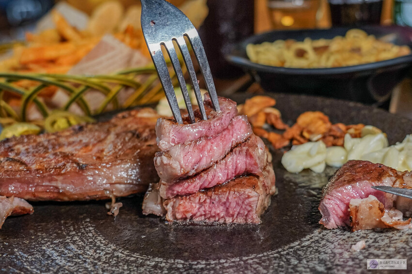 桃園中壢牛排推薦！熾焰美式炭烤牛排原肉炭烤，玉米濃湯無限續