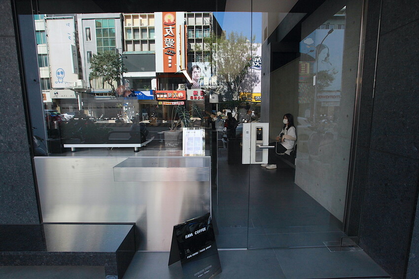 台南市中西區吃。台南｜中西區。「FAAA Coffee」新店報報!!!!!!廣發寓所（行旅）附設咖啡廳，冷色系金屬元素設計氛圍很