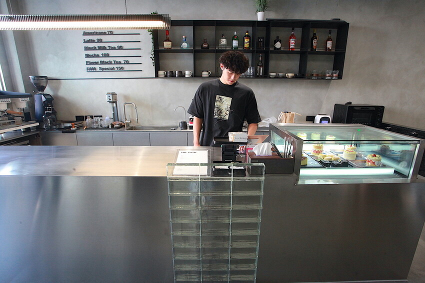 台南市中西區吃。台南｜中西區。「FAAA Coffee」新店報報!!!!!!廣發寓所（行旅）附設咖啡廳，冷色系金屬元素設計氛圍很