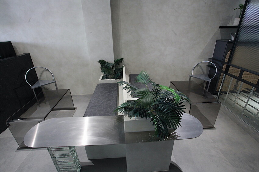 台南市中西區吃。台南｜中西區。「FAAA Coffee」新店報報!!!!!!廣發寓所（行旅）附設咖啡廳，冷色系金屬元素設計氛圍很